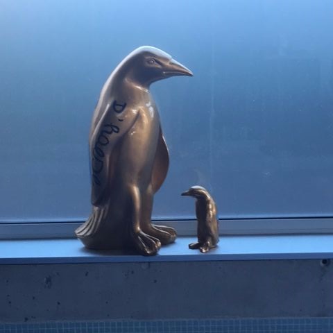 Sculptuur (grote en kleine pinguin) van Reinaud d'Haese (Purchased at auction 23 04 2017)